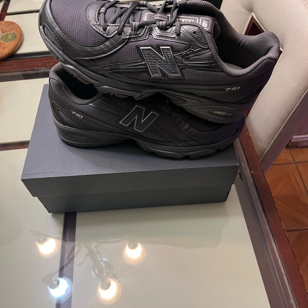 New Balance Men's gray and black out lines  Sneakers